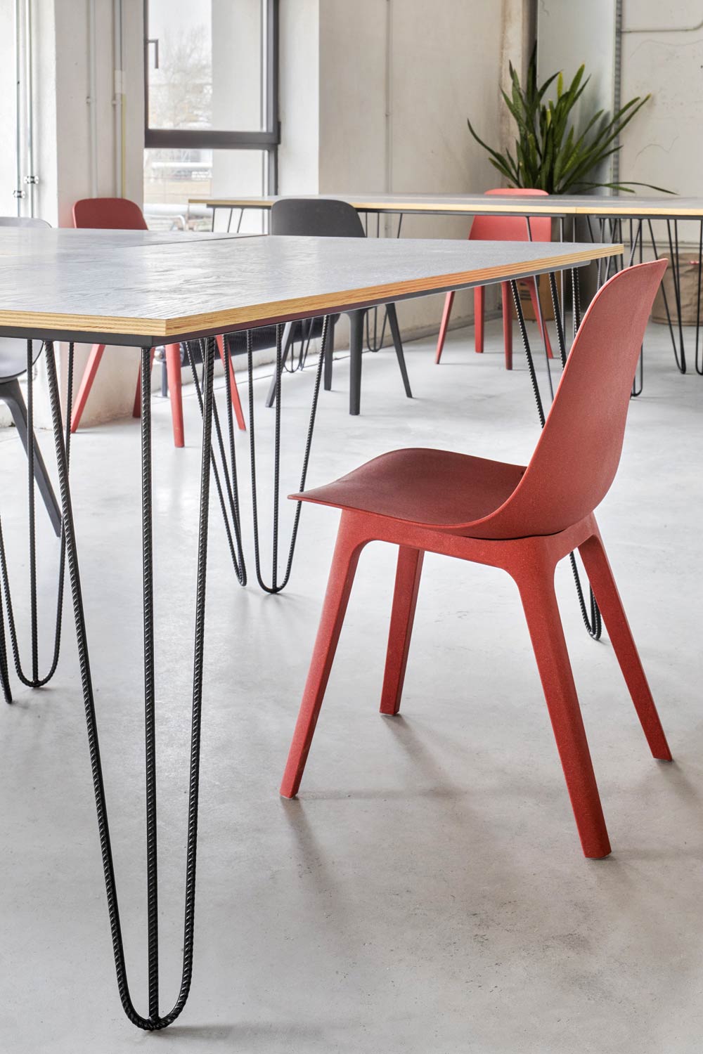 moderná kovová polica