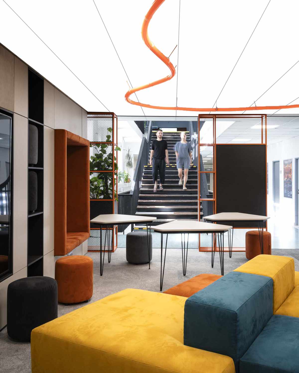 atypický nábytok stôl